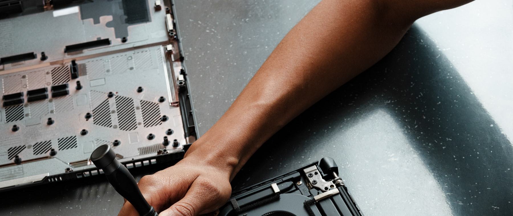 Laptop wordt nagekeken op de werkbank