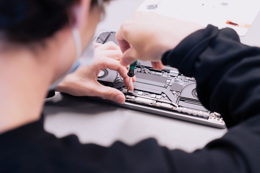 Collega test een laptop voor verkoop